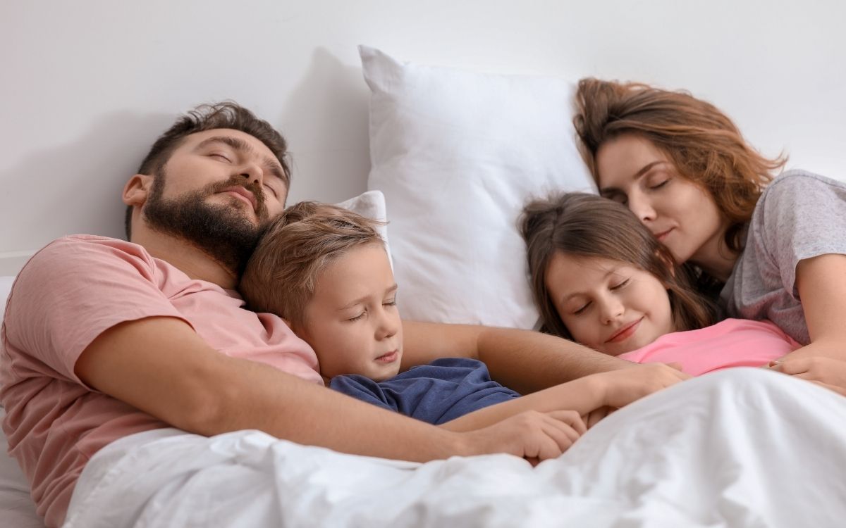 Niños en la cama